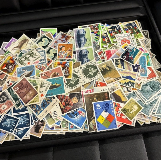 大量のバラ切手