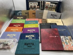 大量の切手の冊子