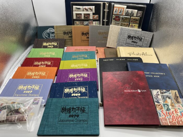 大量の切手の冊子